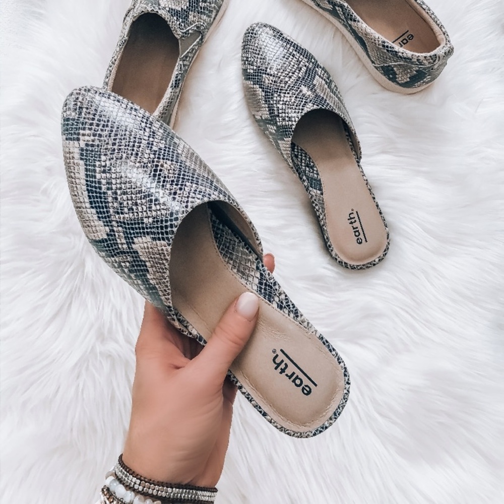 Earth Shoes Snakeskin Mule Flats Slip On shoes